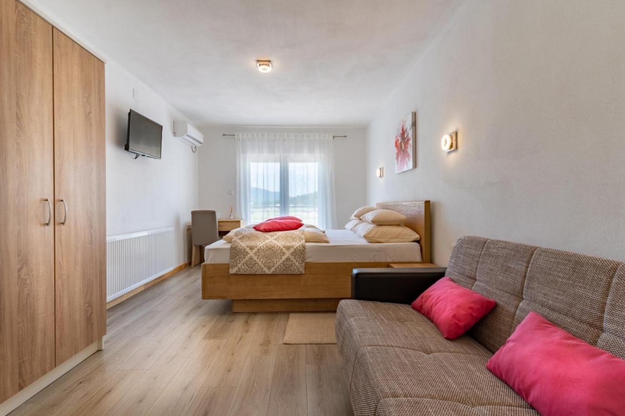 Hotel House Delic Vrhovine Esterno foto